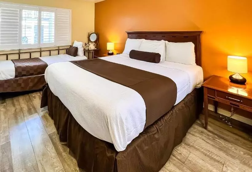 هتل The Old West Inn