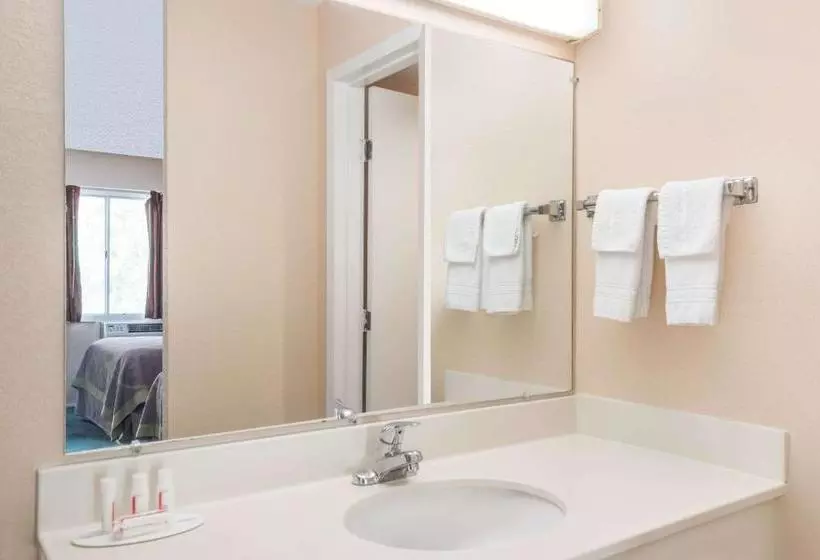 מוטל Days Inn By Wyndham Lenox Ma