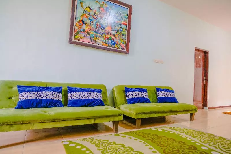 هتل Oyo 2376 Tiara Family Residence