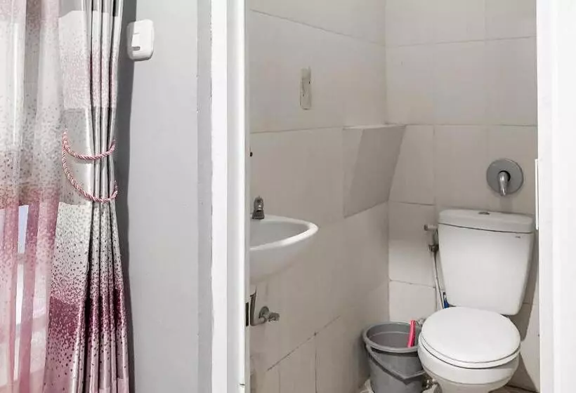 هتل Karins Guesthouse Syariah Redpartner