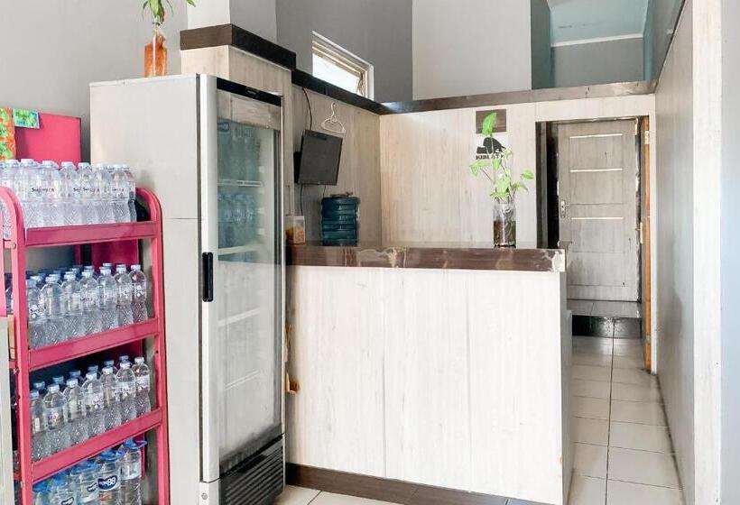 هتل Karins Guesthouse Syariah Redpartner