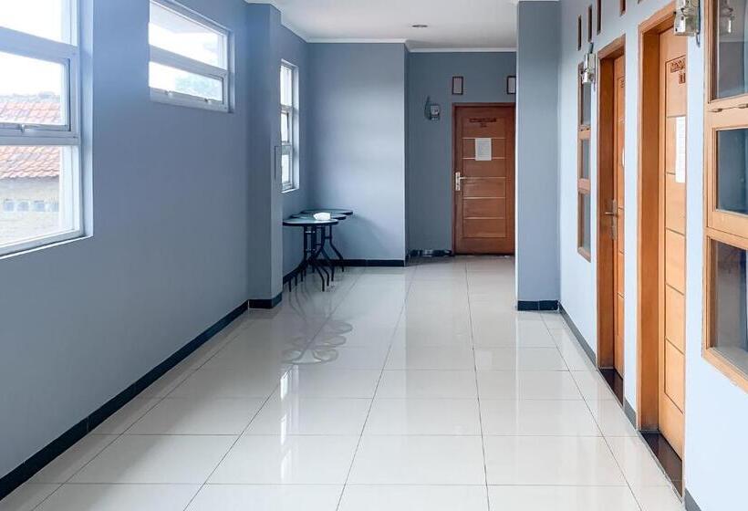 هتل Karins Guesthouse Syariah Redpartner