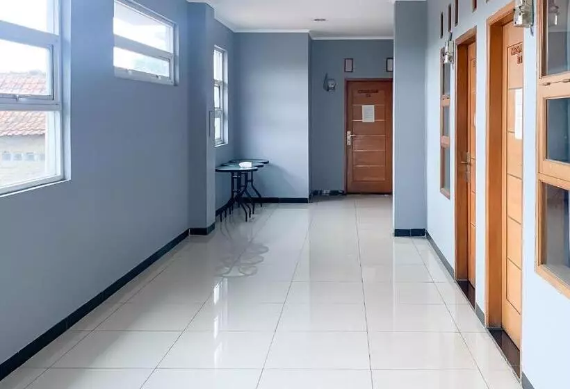 هتل Karins Guesthouse Syariah Redpartner