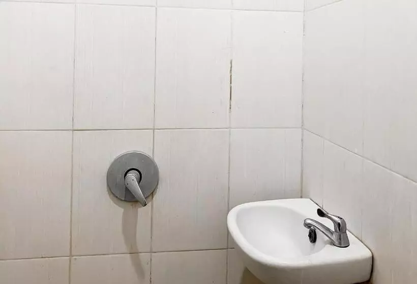 هتل Karins Guesthouse Syariah Redpartner