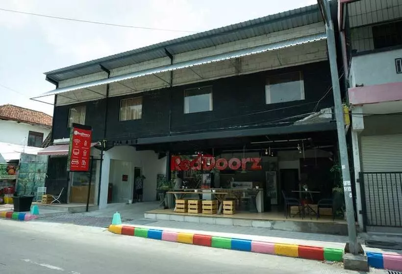 Majatalo Reddoorz Near Alun Alun Madiun