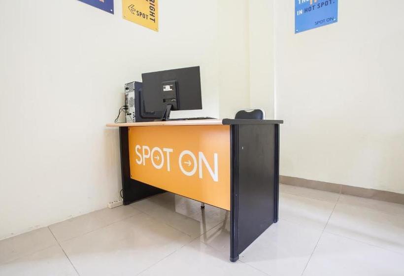 ホテル Spot On 2373 Executive Inn 2