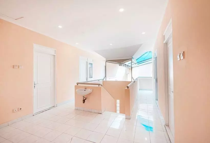 ホテル Reddoorz @ Pavilion Residence Cikarang