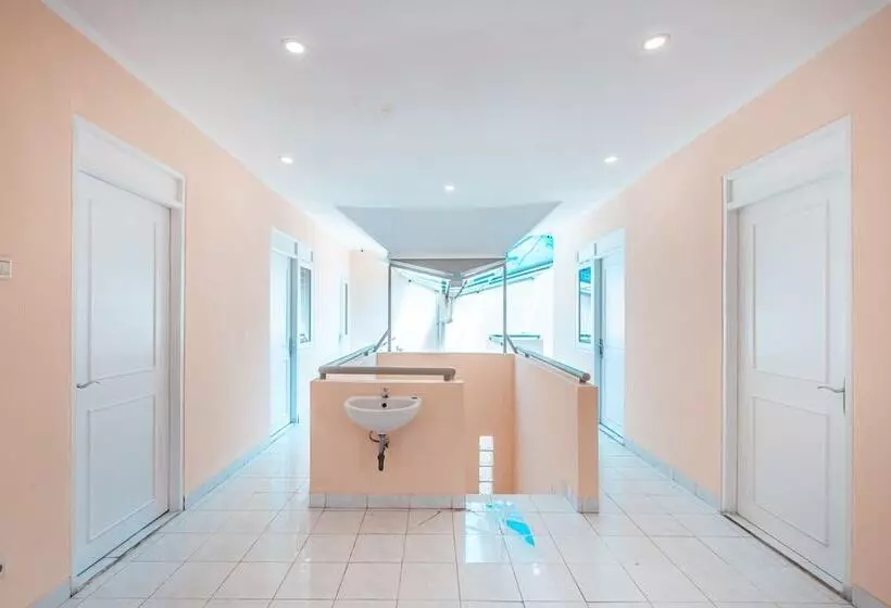 ホテル Reddoorz @ Pavilion Residence Cikarang