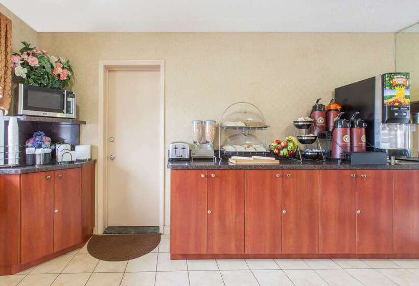 בית מלון כפרי Knights Inn South Amboy