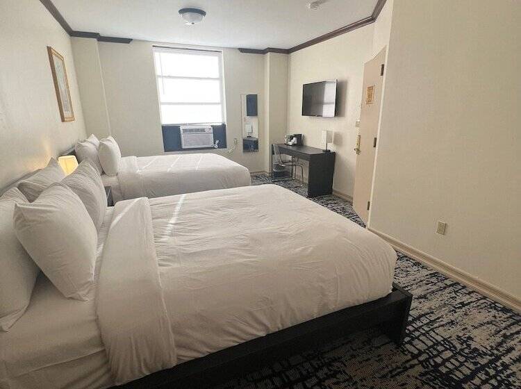 Night Hotel Broadway