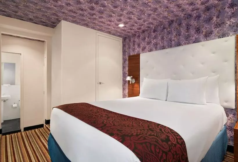 Night Hotel Broadway