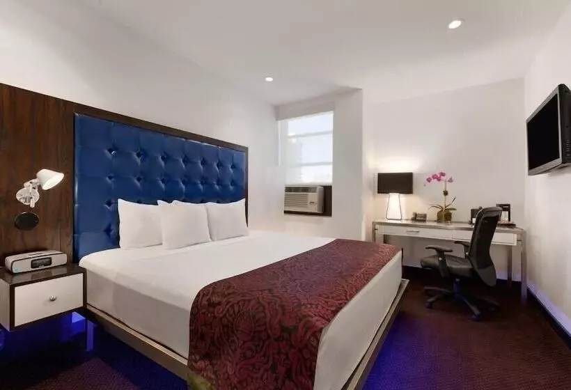 Night Hotel Broadway