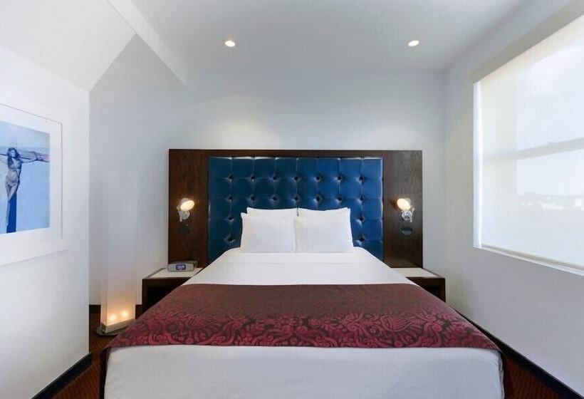 Night Hotel Broadway