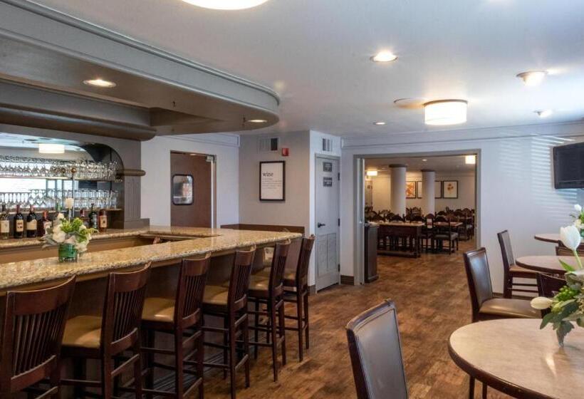 בית מלון כפרי Oxford Suites Chico