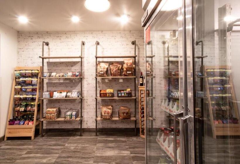 בית מלון כפרי Oxford Suites Chico