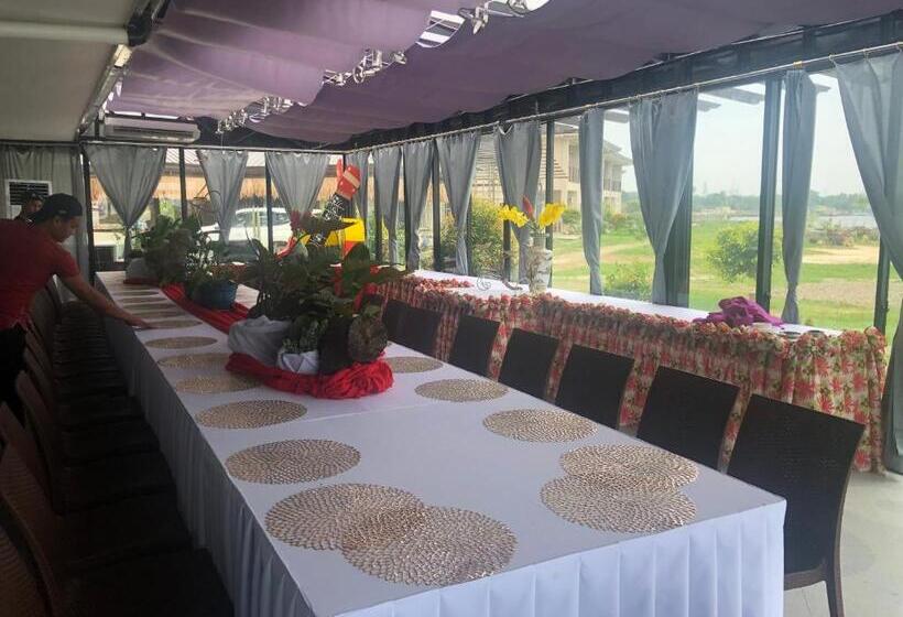 בית מלון כפרי Acapulco Resort