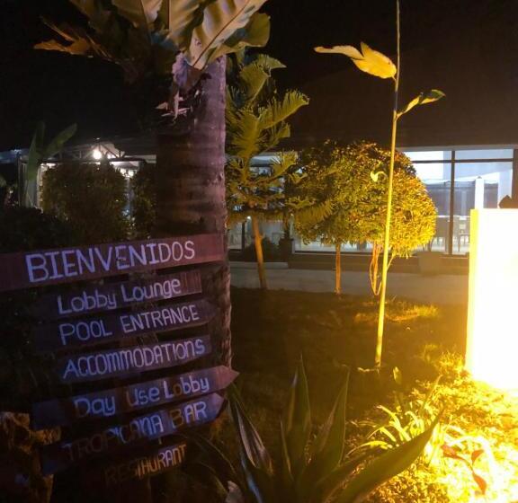 בית מלון כפרי Acapulco Resort