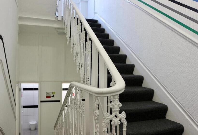 Urbany Hostel London 18 40 Years Old