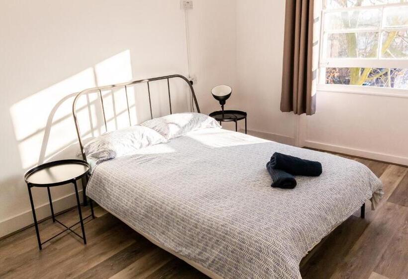 Urbany Hostel London 18 40 Years Old