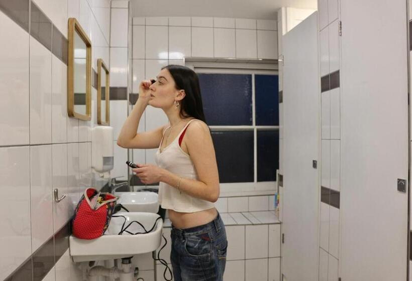 Urbany Hostel London 18 40 Years Old