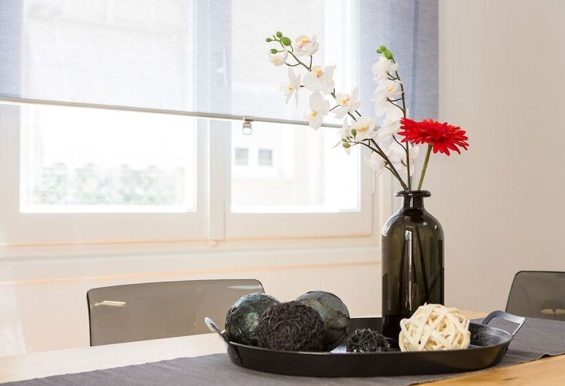 Newly Renovated 100m² Stylish Urban Flat