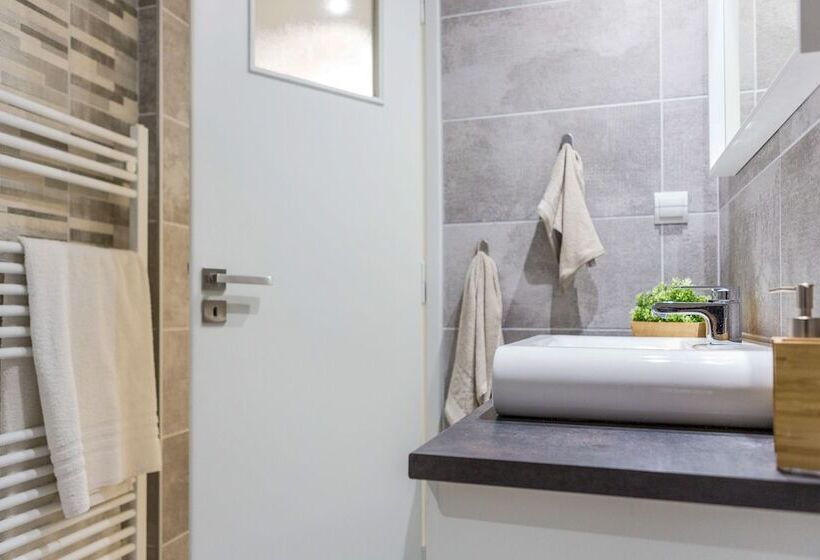 Newly Renovated 100m² Stylish Urban Flat