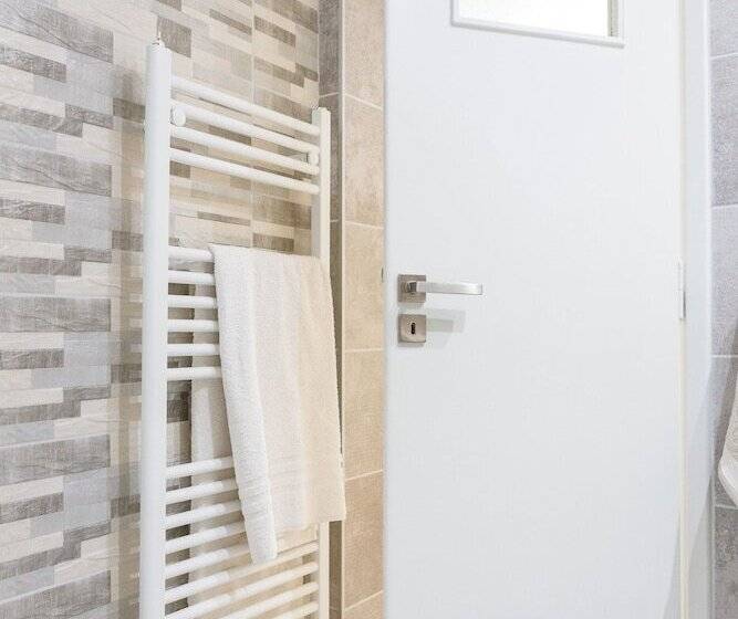 Newly Renovated 100m² Stylish Urban Flat