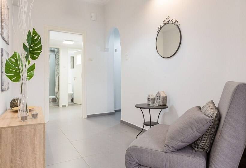 Newly Renovated 100m² Stylish Urban Flat