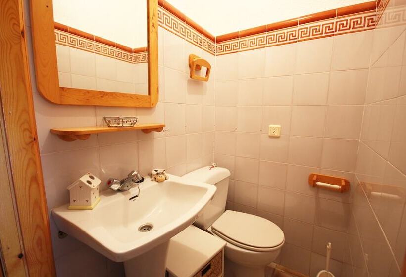 Private & Luxurious Villa With Pool   Lots Of Space & Short Walk To The Sea