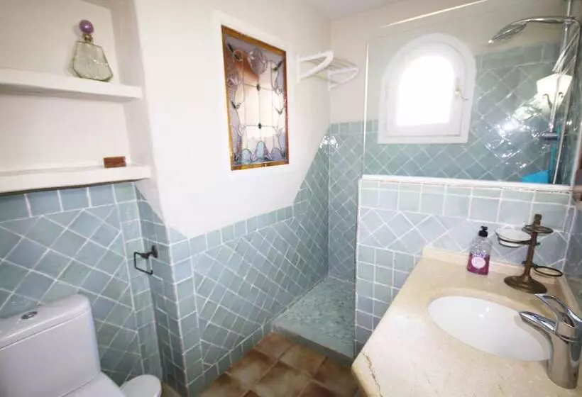 Private & Luxurious Villa With Pool   Lots Of Space & Short Walk To The Sea