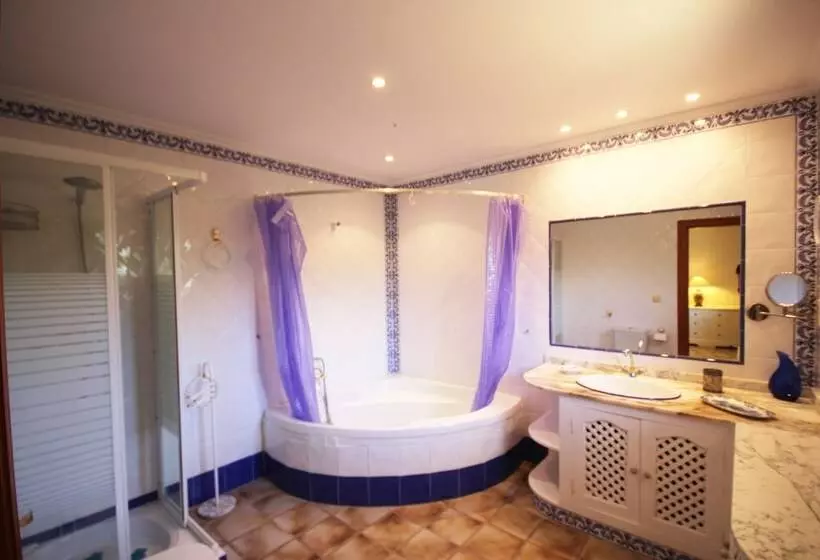 Private & Luxurious Villa With Pool   Lots Of Space & Short Walk To The Sea