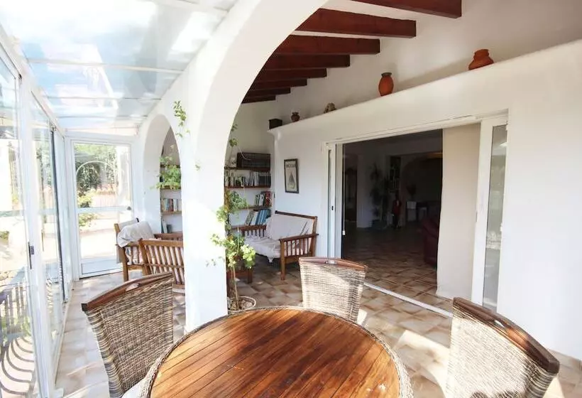 Private & Luxurious Villa With Pool   Lots Of Space & Short Walk To The Sea