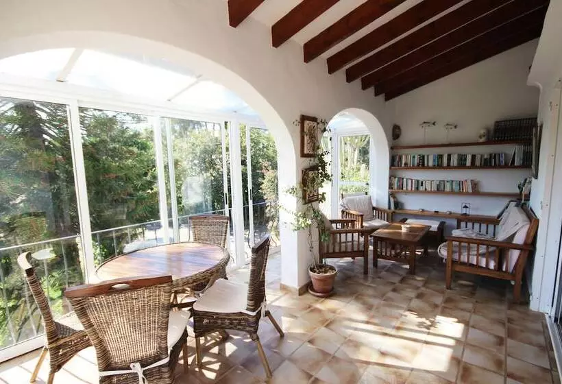 Private & Luxurious Villa With Pool   Lots Of Space & Short Walk To The Sea