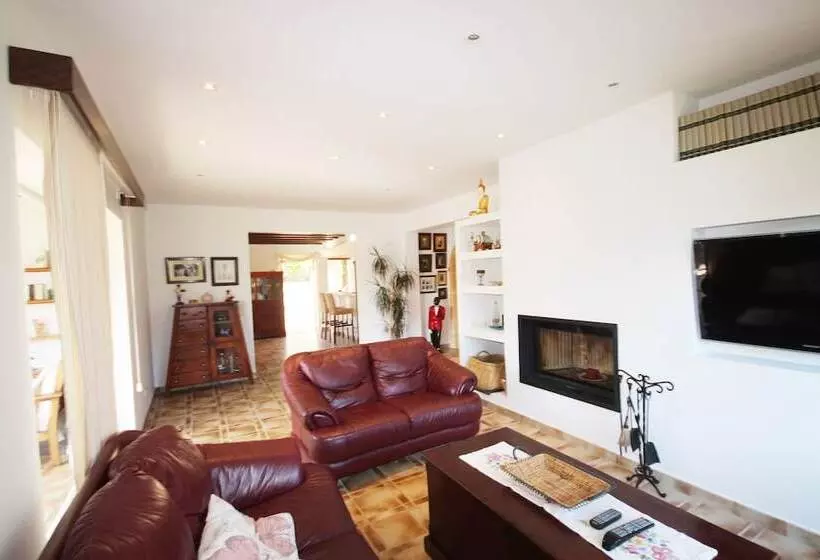 Private & Luxurious Villa With Pool   Lots Of Space & Short Walk To The Sea