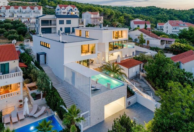 Luxury Villa Luna With Swimming Pool