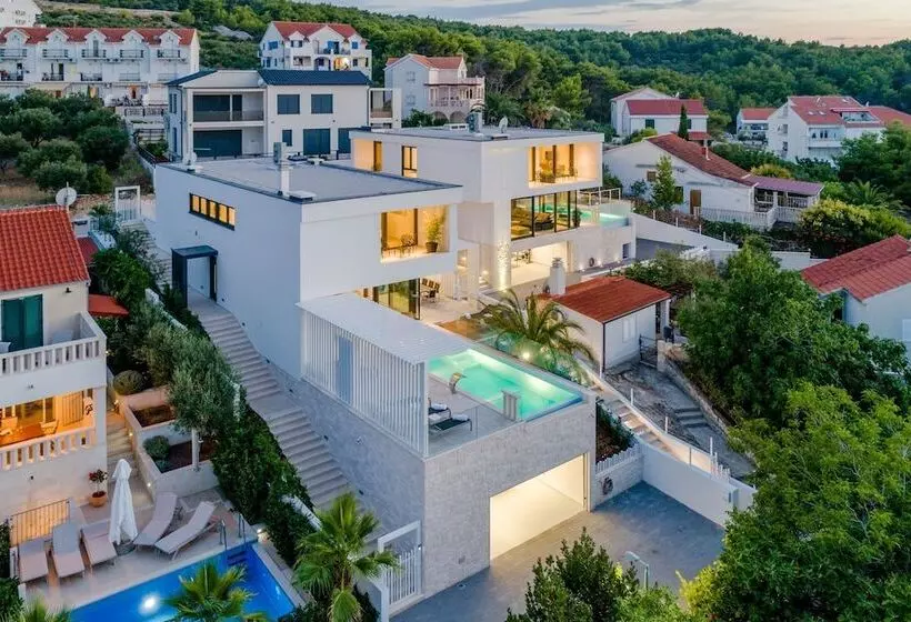 Luxury Villa Luna With Swimming Pool