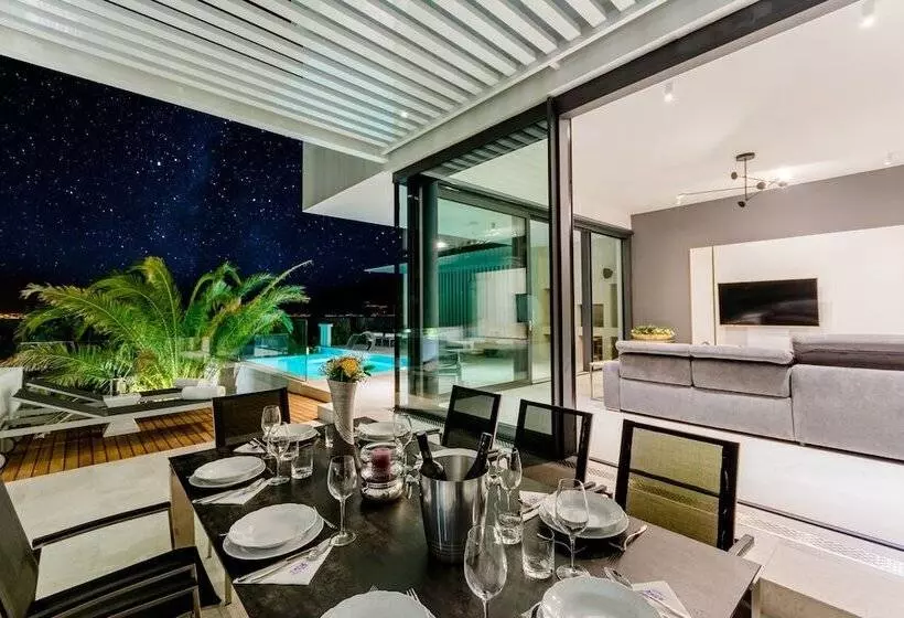 Luxury Villa Luna With Swimming Pool