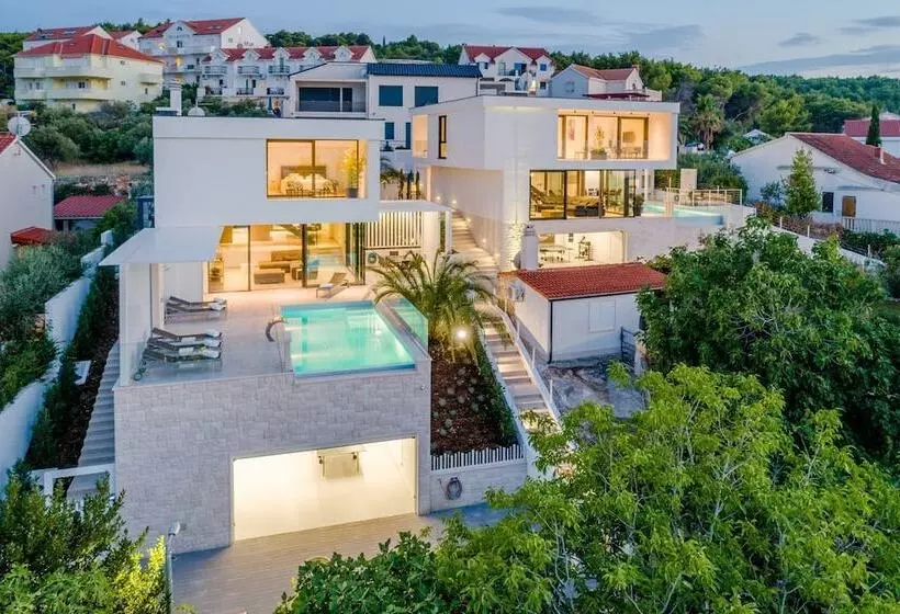 Luxury Villa Luna With Swimming Pool