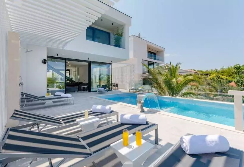 Luxury Villa Luna With Swimming Pool