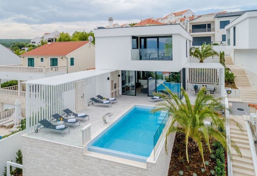 Luxury Villa Luna With Swimming Pool