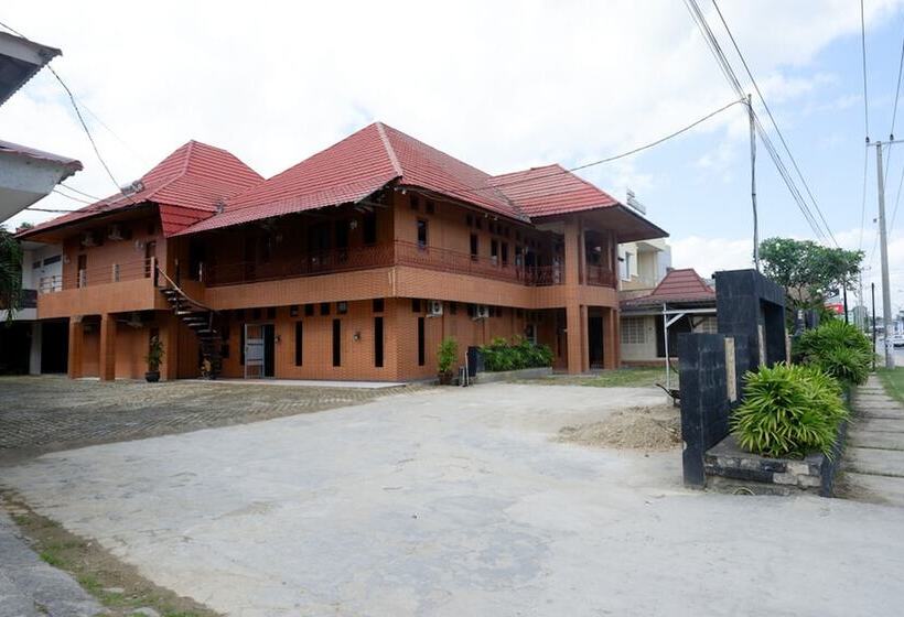 Пансион Reddoorz Plus At Hotel Srikandi Kendari