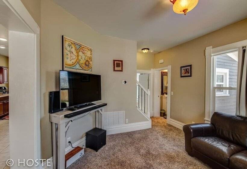 3 Br Beautifully Restored 1890`s Homedowntown