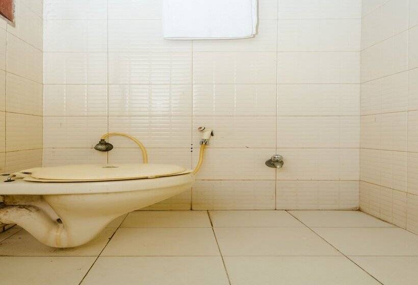 Spot On 45084 Hotel Navaratna Deluxe