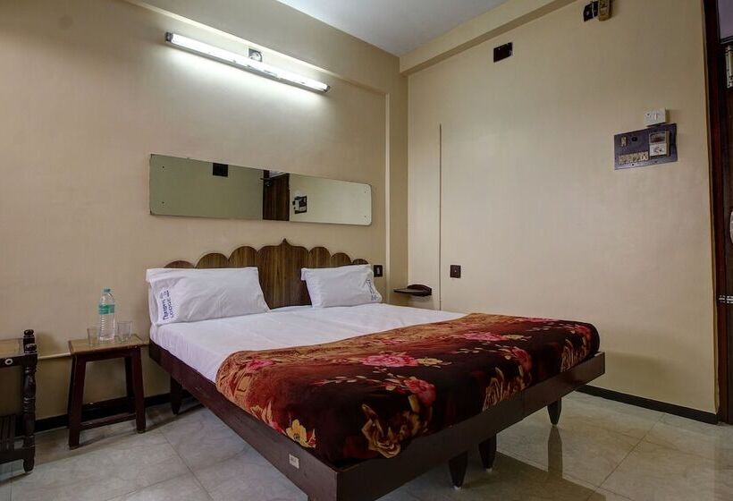 Spot On 45084 Hotel Navaratna Deluxe