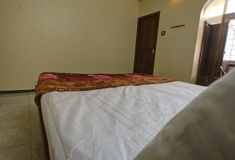 Spot On 45084 Hotel Navaratna Deluxe