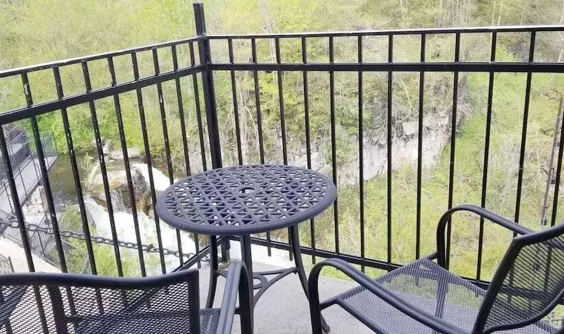 Hotelli The Falls Inn   Walters Falls