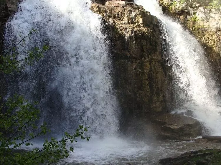 Hotelli The Falls Inn   Walters Falls