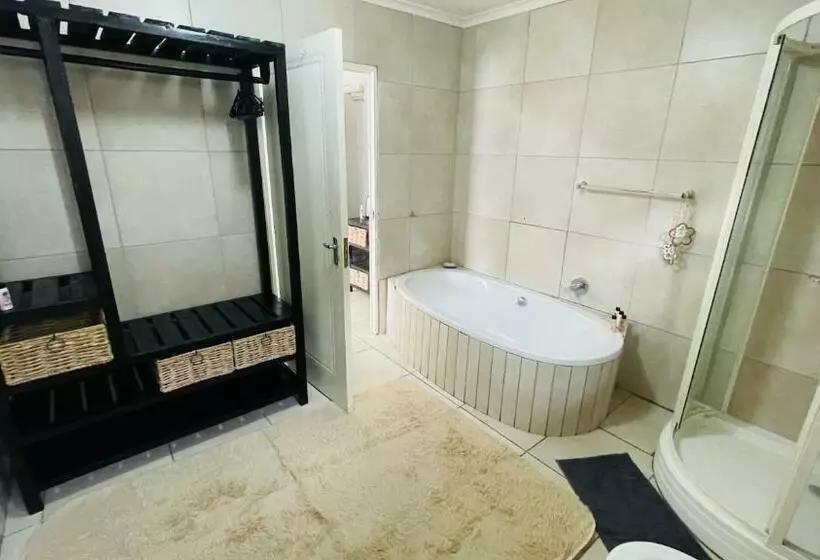 Hotelli Aspen Guest House No Loadshedding