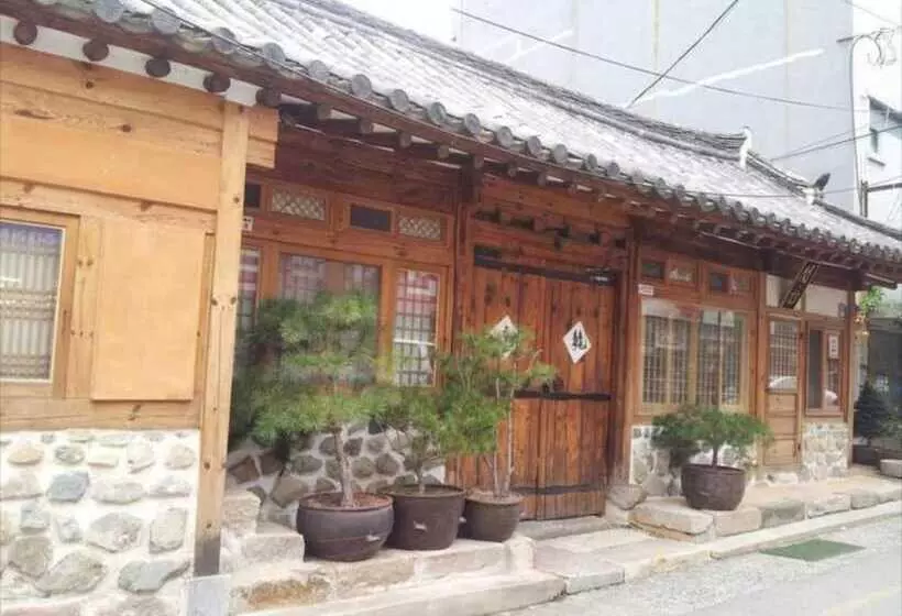 Hotelli Gallery Jin Hanok Guesthouse