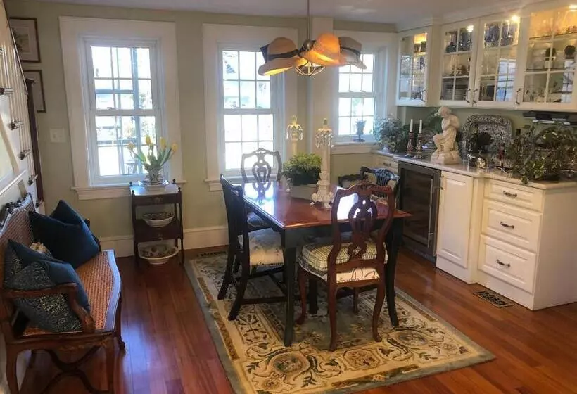 Aamiaismajoitus (B&B) Silvershell Inn